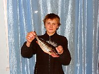 Евгений Кораблев с окунем на 500 грамм. Открытый кубок Питерского клуба рыбаков 06.jpg